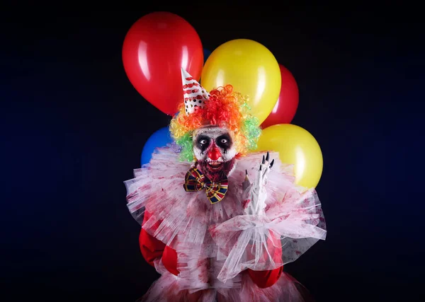 可怕的小丑 带着黑色背景的气球 万圣节派对服装 — 图库照片