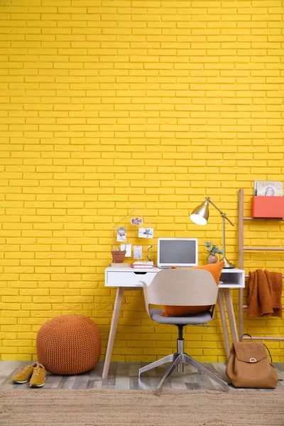 Interior Elegante Escritório Casa Com Local Trabalho Confortável Perto Parede — Fotografia de Stock