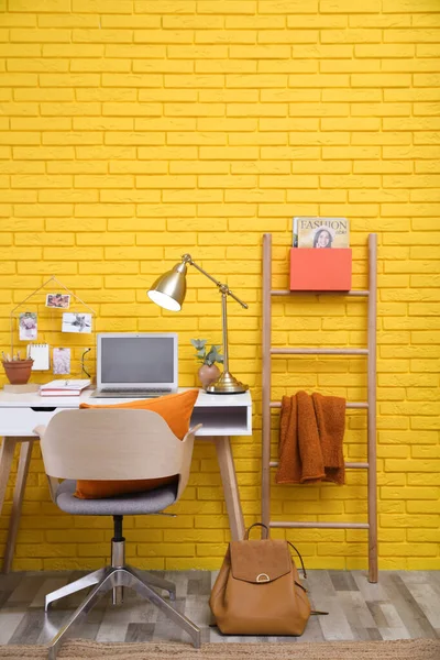舒适的工作场所 靠近黄色的砖墙 时尚的家庭办公室内部 — 图库照片
