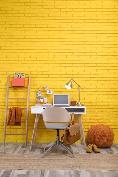 舒适的工作场所 靠近黄色的砖墙 时尚的家庭办公室内部 — 图库照片