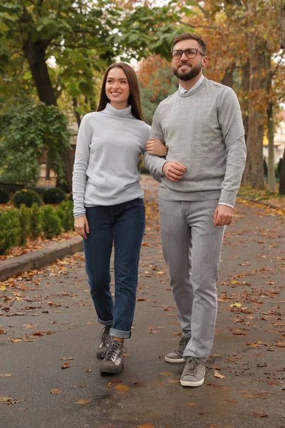 Счастливая Пара Стильной Одежде Осеннем Парке — стоковое фото