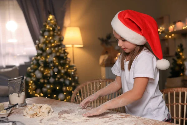 귀여운 아가씨 부엌에서 크리스마스 반죽만들면서 재밌게 — 스톡 사진