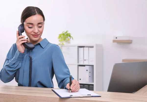 Receptionist Femminile Con Appunti Che Parla Telefono Sul Posto Lavoro — Foto Stock