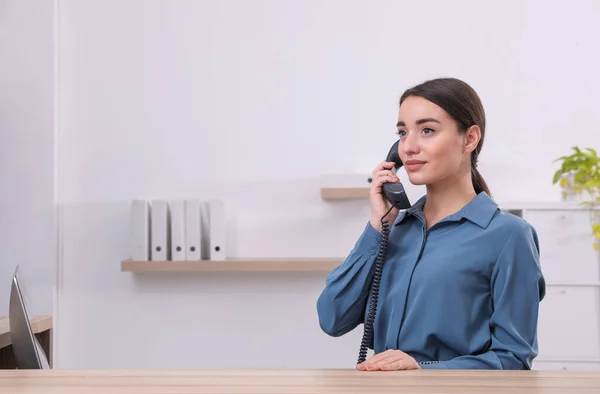 職場で電話で話す女性受付嬢 テキストのスペース — ストック写真