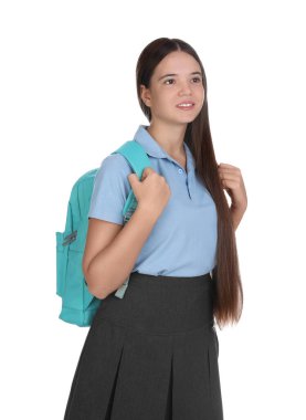Beyaz arka planda sırt çantası olan okul üniformalı genç bir kız.
