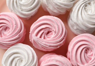 Pembe tabakta farklı lezzetli zephyrler, üst manzara.