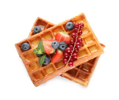 Beyaz arka planda böğürtlenli leziz Belçika waffle 'ları.