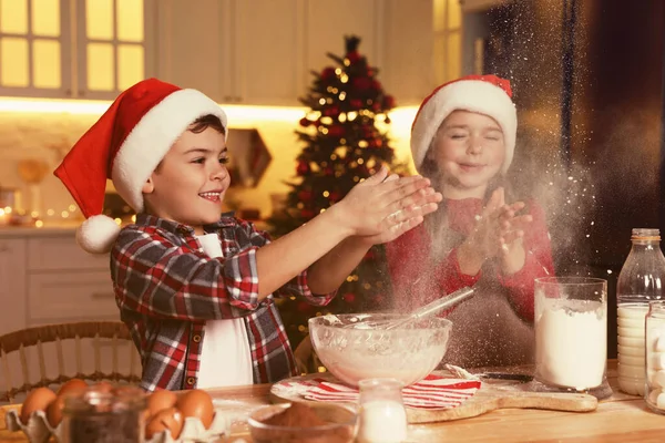 Fröhliche Kleine Kinder Haben Spaß Beim Teigbacken Für Weihnachtsplätzchen Hause — Stockfoto