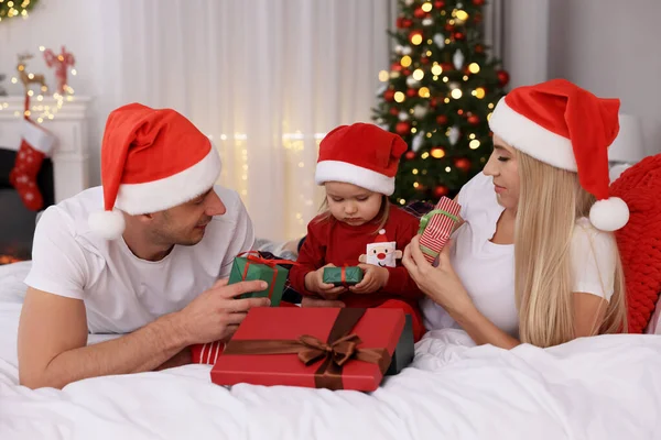 Familia Feliz Con Sombreros Santa Habitación Decorada Para Navidad — Foto de Stock
