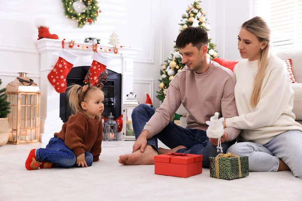 Familia Feliz Con Regalos Habitación Decorada Para Navidad — Foto de Stock