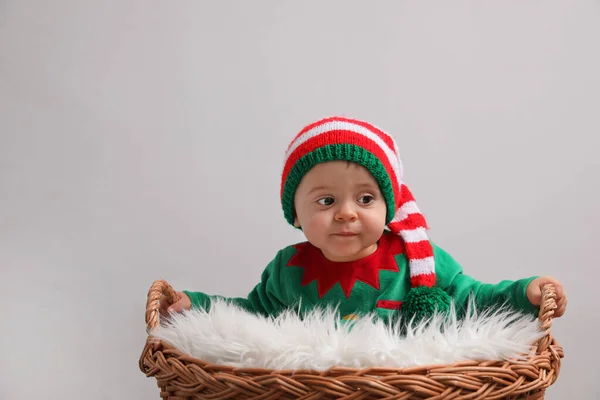 Joli Bébé Costume Elfe Près Panier Osier Sur Fond Gris — Photo