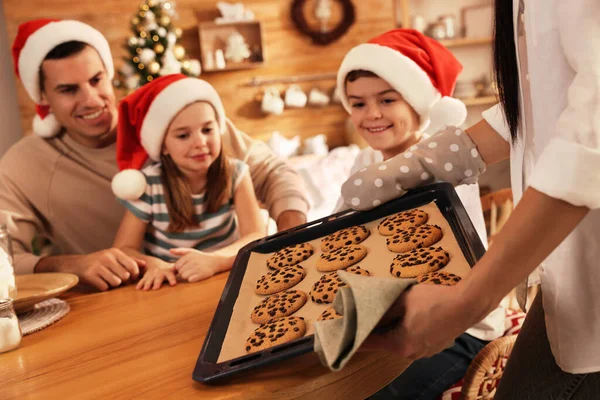 Happy Mother Giving Her Family Freshly Baked Delicious Christmas Cookies — Stock Photo, Image