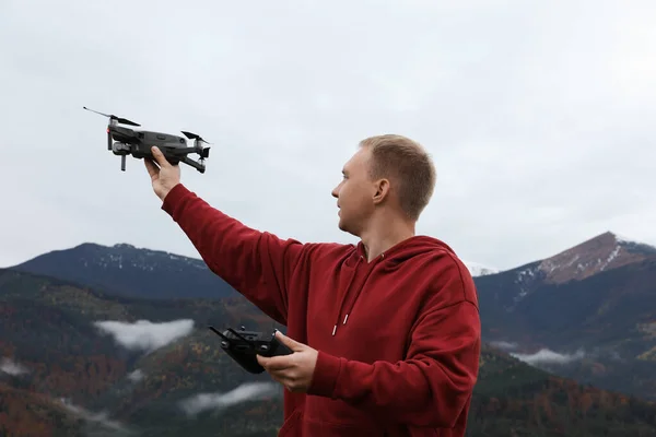 Νεαρός Μοντέρνο Drone Στα Βουνά — Φωτογραφία Αρχείου