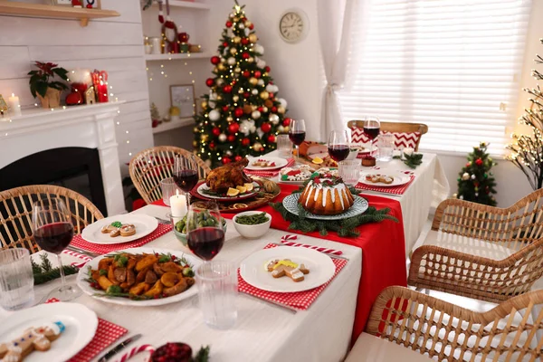 Uroczysta Kolacja Pysznym Jedzeniem Winem Stole Pomieszczeniach Święta Bożego Narodzenia — Zdjęcie stockowe