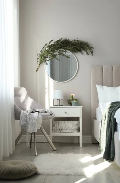 Stilvoller Spiegel Mit Grünem Eukalyptus Schlafzimmer — Stockfoto