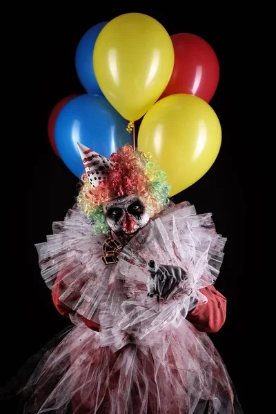 可怕的小丑 黑色背景的气球 万圣节派对服装 — 图库照片