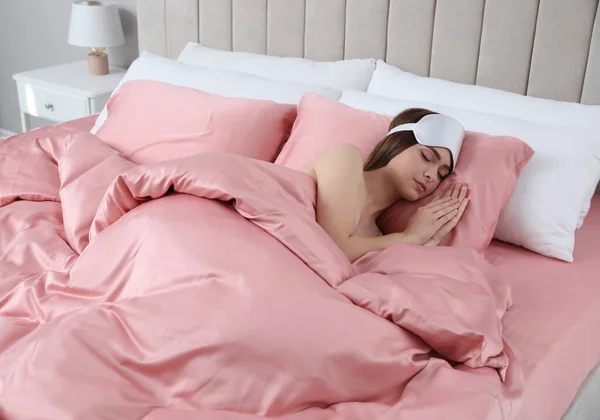 Młoda Kobieta Śpi Wygodnym Łóżku Jedwabistą Pościelą — Zdjęcie stockowe