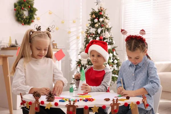 Niedliche Kleine Kinder Basteln Weihnachten Tisch Geschmückten Raum — Stockfoto