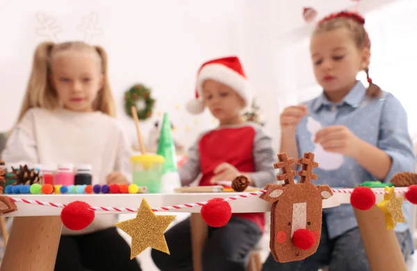 Lindos Niños Pequeños Haciendo Manualidades Navidad Mesa Habitación Centran Decoración — Foto de Stock