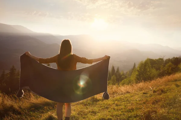 Donna Con Accogliente Plaid Godendo Luce Calda Del Sole Montagna — Foto Stock