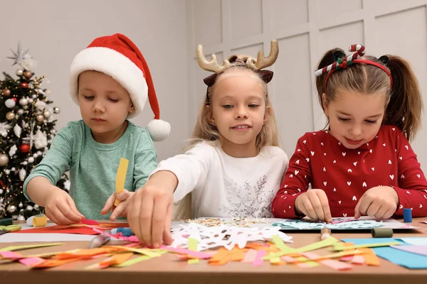 Lindos Niños Pequeños Haciendo Tarjetas Navidad Mesa Habitación Decorada — Foto de Stock