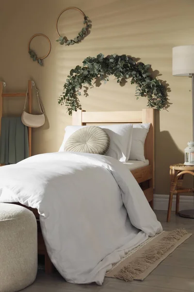 Stylish Bedroom Decorated Beautiful Eucalyptus Garland — Stock Photo, Image