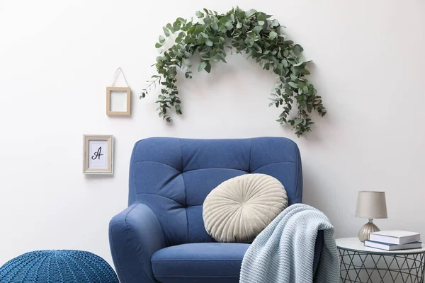 Chambre Élégante Décorée Avec Une Belle Guirlande Eucalyptus Dessus Fauteuil — Photo