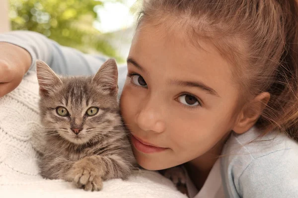 Nettes Kleines Mädchen Mit Kätzchen Auf Weißer Decke Hause Nahaufnahme — Stockfoto