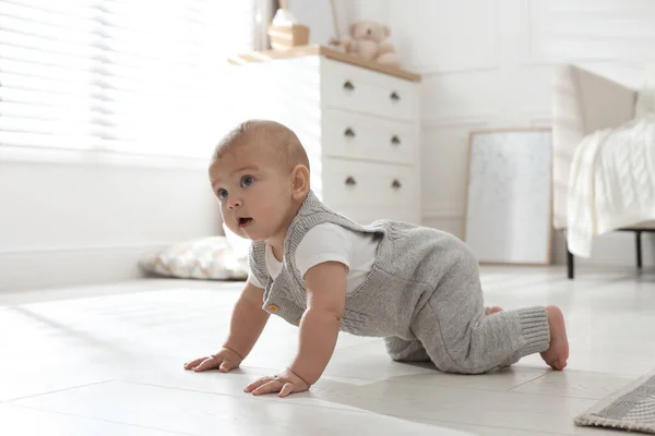 Lindo Bebé Arrastrándose Suelo Casa — Foto de Stock