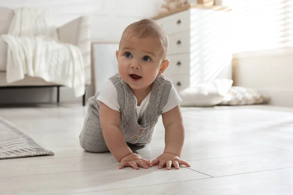 Cute Baby Czołgał Się Piętrze Domu — Zdjęcie stockowe