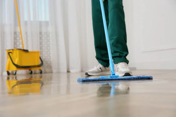 Conserje Profesional Limpieza Suelo Parquet Con Fregona Interior Primer Plano — Foto de Stock