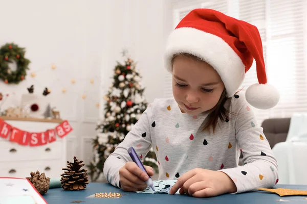Roztomilé Malé Dítě Dělat Vánoční Řemeslo Modrém Dřevěném Stole Zdobené — Stock fotografie
