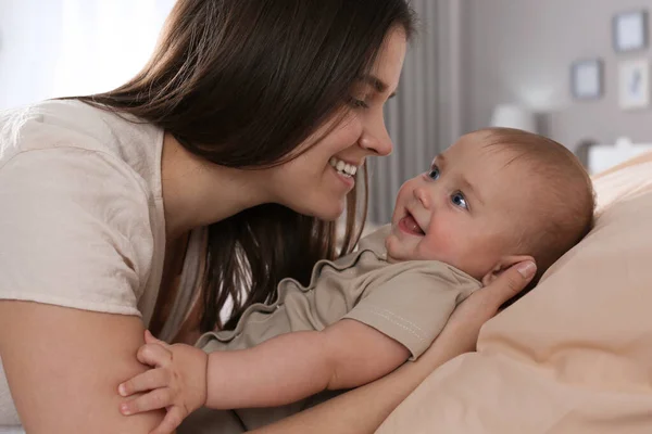 Mutlu Genç Bir Anne Tatlı Bebeği Evde Yakın Plan — Stok fotoğraf