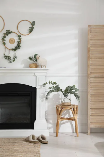 Stilvolles Zimmer Mit Schönem Kamin Und Eukalyptuszweigen — Stockfoto