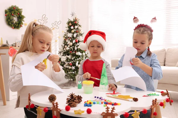 Lindos Niños Pequeños Haciendo Manualidades Navidad Mesa Habitación Decorada — Foto de Stock