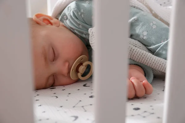 Αξιολάτρευτο Μωρό Πιπίλα Κοιμάται Ήσυχα Στην Κούνια — Φωτογραφία Αρχείου
