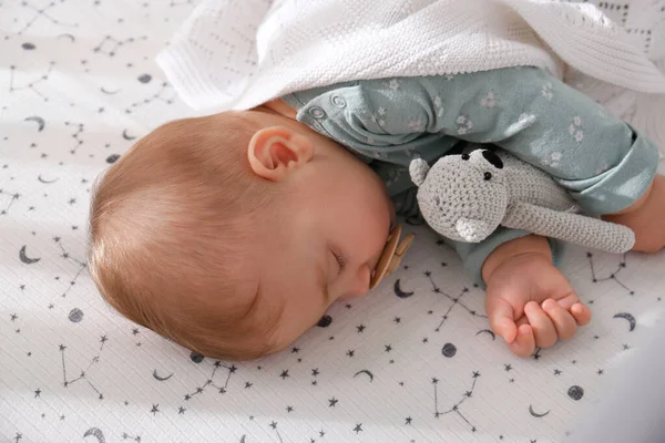 Bebê Adorável Com Brinquedo Dormindo Pacificamente Cama — Fotografia de Stock