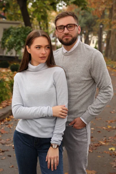 Couple Portant Des Vêtements Élégants Dans Parc Automne — Photo