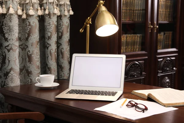 Laptop Βιβλίο Και Χαρτιά Ξύλινο Τραπέζι Στο Αναγνωστήριο Της Βιβλιοθήκης — Φωτογραφία Αρχείου