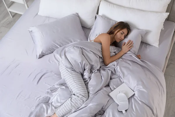 Vacker Kvinna Sover Bekväm Säng Med Silkeslena Sängkläder Ovan Utsikt — Stockfoto