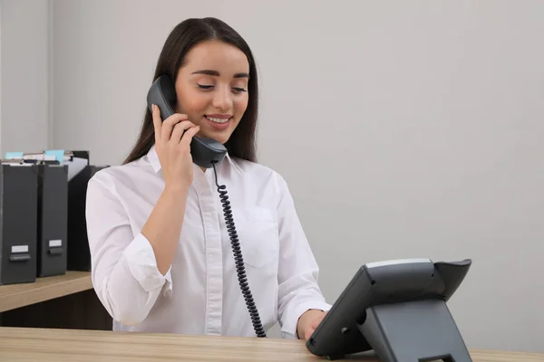 Female Receptionist Talking Phone Workplace — Stock Photo, Image