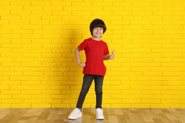 Netter Kleiner Junge Der Nähe Gelber Ziegelmauer Drinnen — Stockfoto