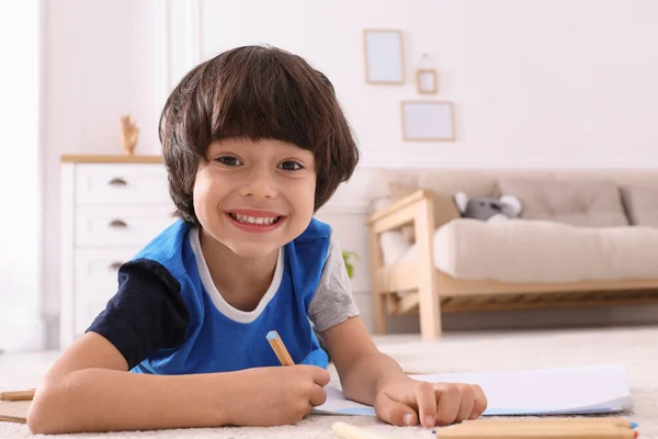 Netter Kleiner Junge Zeichnet Hause Mit Bleistiften Auf Dem Boden — Stockfoto