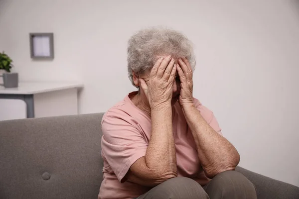 Starsza Kobieta Bólem Głowy Siedzi Kanapie Domu — Zdjęcie stockowe