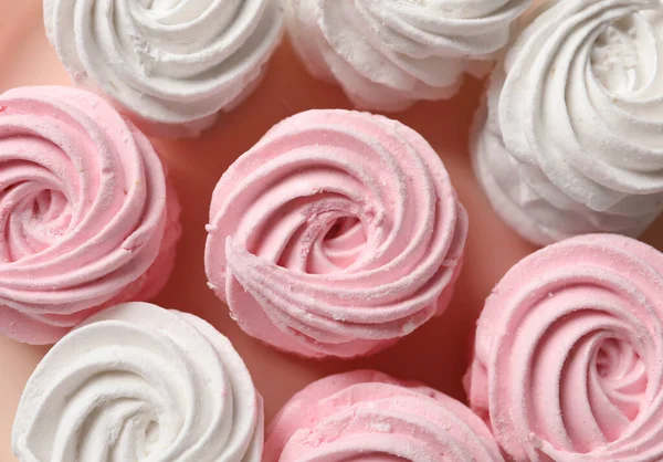 Pembe tabakta farklı lezzetli zephyrler, üst manzara.