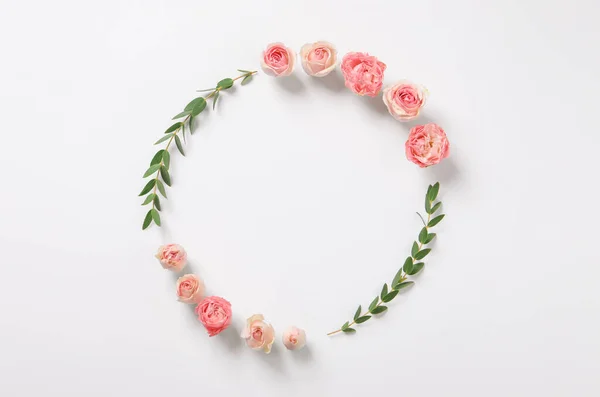 Bela Grinalda Feita Flores Rosa Eucalipto Fundo Branco Flat Lay — Fotografia de Stock