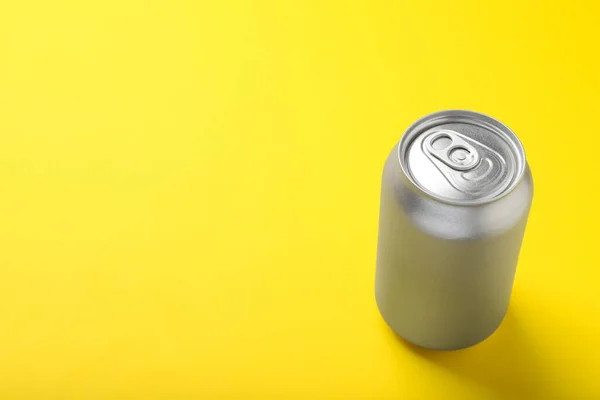 Bisa Minuman Energi Pada Latar Belakang Kuning Ruang Untuk Teks — Stok Foto