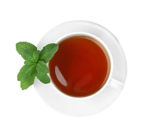 白を基調としたフレッシュなミントの香り高い紅茶のカップ トップビュー — ストック写真