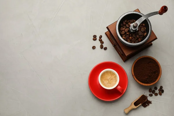 Lapos Tojásrakás Kávéfőzővel Pirított Babbal Könnyű Asztalon Hely Szövegnek — Stock Fotó