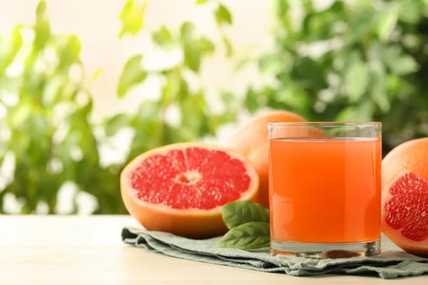 Glas Leckerer Grapefruitsaft Auf Weißem Tisch Vor Verschwommenem Hintergrund Platz — Stockfoto